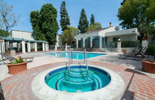 High Ceilings 3BR with Loft-2 Baths Pool & Jacuzzi - Foto 6