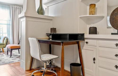 Refined and Roomy 1BD House with Laundry - Foto 13