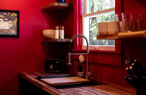 The Swan - Vibrant East Hill Getaway - Foto 18