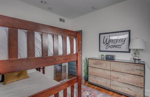 Jack Daniels House with Rooftop Golf, City views! 8min to Whiskey Row! Sleeps 10! - Foto 49