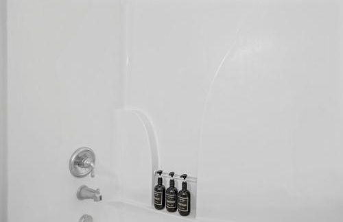 Sunset Serenity!!-Tropical Waterfront Oasis-Huge Private Patio-10Min to KingSt & Beaches - Foto 55