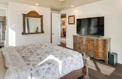 3BR Mountain Retreat with 2 Executive Suites & Scenic Views Sleeps 6 - Photo 10