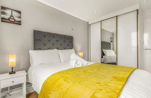 Amazing Marina-Overlooking 1Bed - Photo 6