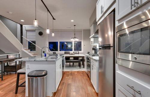 Modern Townhome Near Downtown walk to CWS! - Foto 36