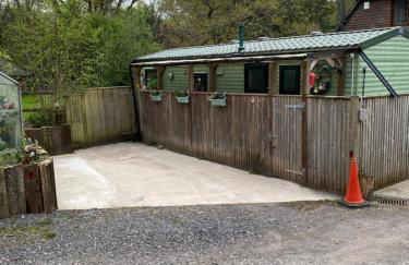 Secluded Woodland Hideaway - 2 Bed with Private Parking - Photo 10