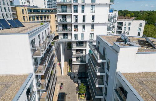 Spacious Apartment in Woking Town Centre - Photo 21