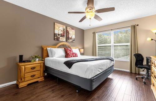 Upstay Home w Pool Hot Tub & Patio - Pet Friendly - Foto 2