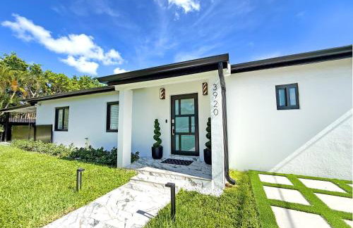 The LuxeLanding MIA- Swimming pool, Oasis Lounge, Mini Golf, BBQ and Hibachi Grill , and Outdoor Games - Photo 35