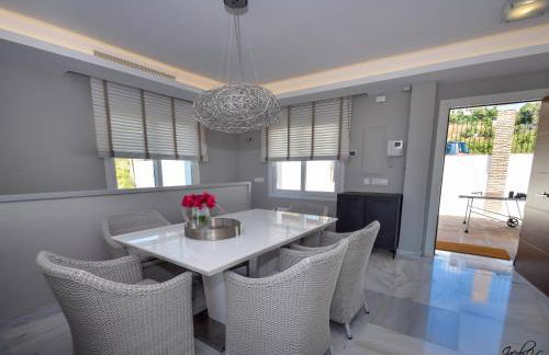 Exquisite and Modern villa near beach with Heated pool! - Foto 33