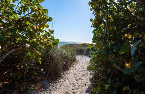 Sun Plaza by Coastal Chic Vacations - Private Beach Access with Pool and Tennis - Photo 40