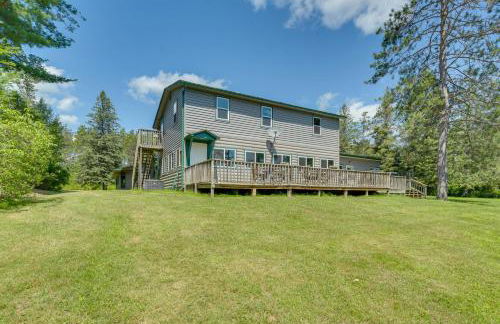 Spacious Winter Retreat with River Access and Kayaks! - Foto 37