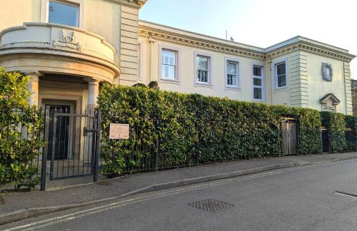 Luxury 2 Bed Apt, Sleeps 4, Secure PRKG-1 Car, Ascot Racecourse 5min walk, Legoland & Lapland 8mins, Windsor 15mins - Foto 5