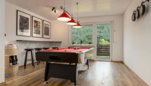 Elbling Appartement for 4 People - Billiards - 2 Bedrooms - 2 Bathrooms - Balcony with Mosel View - Parking - Wine Barrel Bar - Fully Equipped Kitchen - Netflix - WaipuTV - 3 km from Cochem - Foto 3, Game Room
