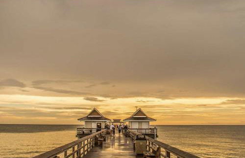 Belair Lane condo community pool managed by Sky Run Naples - Foto 26