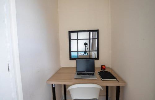 2BR Home Near Shops & Transport Links - Foto 30