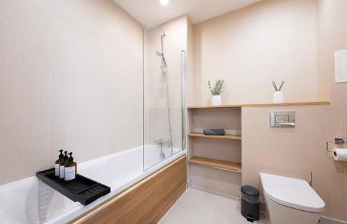 Modern 1BR Apt - Sleeps 4 - Parking - Balcony - Foto 6