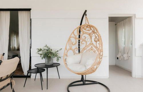 Spacious villa with private pool & garden for 4 - Photo 25