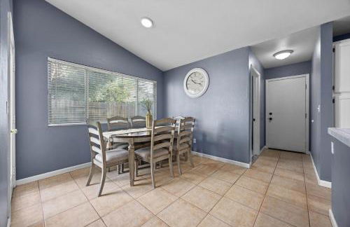 3 Bed 2 Bath Newly Furnished - Available Now - Photo 12