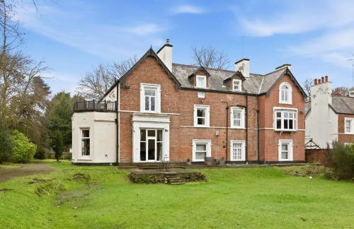 NEW Apartment with Pool Table and Parking Sleeps 7 - Foto 1