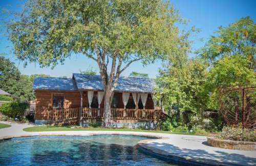 Cypress Creek Cabin Stay for 6 Access to Pool Hot Tub - Foto 15