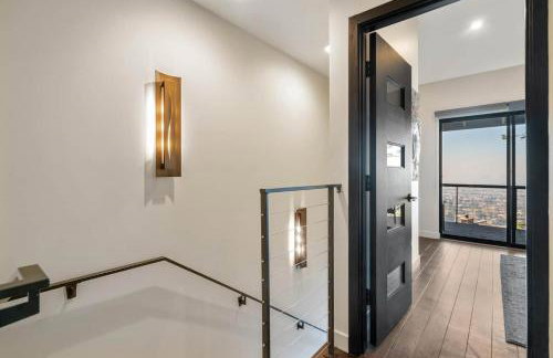 Luxury 3BR Hillside Retreat wAC Panoramic View - Photo 14