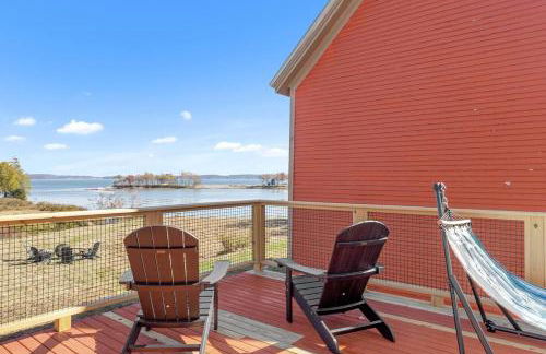 Coastal Red Farmhouse w/Firepit - Holiday Home - Foto 39