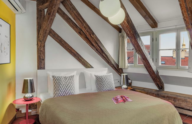 4 Arts Apartments by Adrez Living - Photo 14