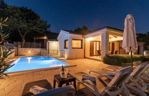 Einzigartige Villa mit Salzwasserpool, Panoramablick, Bikes, Trampolin, Tischtennis - Foto 37