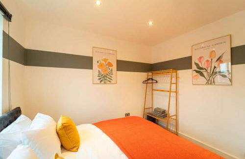 Perfect Getaway 3 Bedroom Home with Fast WiFi & Parking - Photo 25