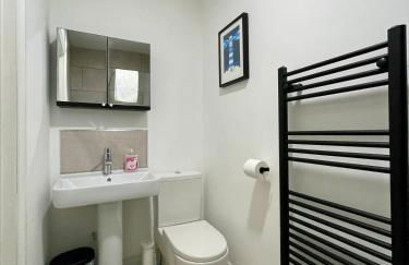 Modern Coastal Retreat, 5-Bedroom, 4-Bathroom Home, with Parking in Portsoy - Foto 32