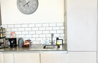 Convenient Contractor & Family Stay - 5 Guests, Pets Welcome, Parking Included! - Photo 14