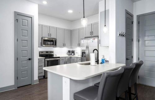 Luxury Apartment with Pool, Restaurants, Shopping) - Photo 11