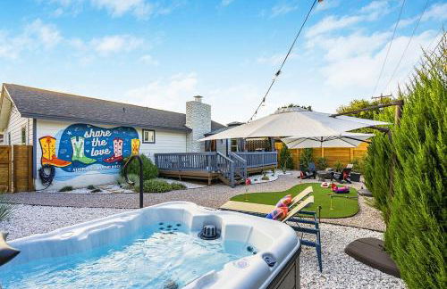 Modern 3BR Retreat with Fun Yard, Mini-Golf, Hot Tub & BBQ Dining Deck - Foto 10