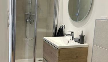 Chambre tout confort au coeur de Cessieu - Photo 4, Shower