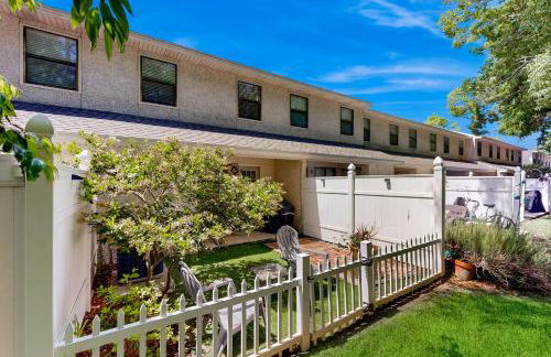 Inviting condo with an outdoor pool, washer/dryer, & AC - near the beach - Foto 1