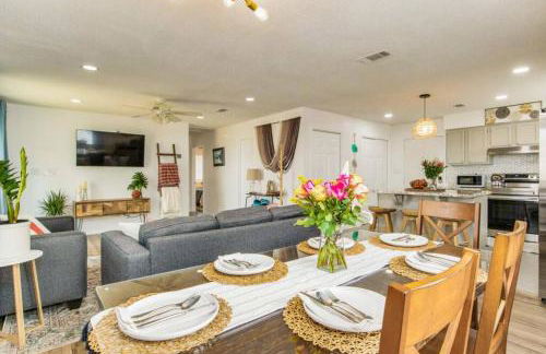 Woodsy Retreat, steps to Bay - Hot tub! - Foto 5