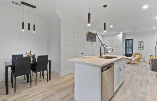 Chic Grey Escape Close to Downtown Fun - Foto 11