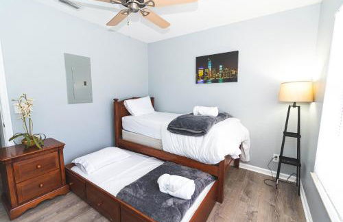 Golfers Paradise 4-hole PUTT-PUTT, Mega Chess with huge backyard, hammock - Photo 8