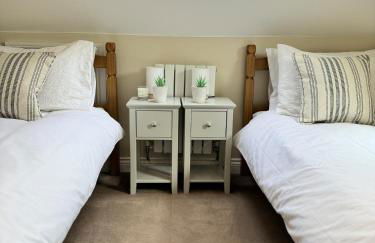 'BRAMLEY FALL COTTAGE' NEW AVAILABILITY - Attached Cottage,3 Bedrooms-1 on ground level, SLEEPS 6-2 Bathrooms, Wittering and Chichester easy drive, Child friendly,Small Breed Dog Friendly 2 max, Parking-EV Point - Foto 11