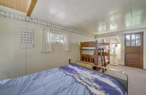 21 Mi to Slopes! Torch Lake Home with Private Beach - Foto 24