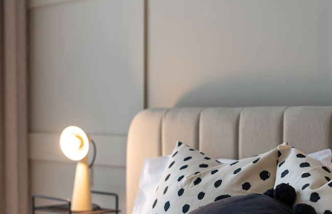 Aya - Elegant 1BR Apartment With Balcony and Creek Views - Photo 7