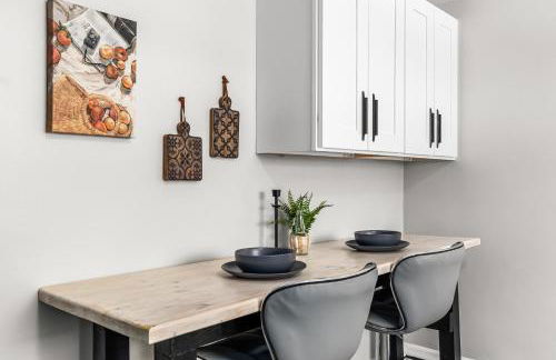 Warm & Comfy 2BR, Huge Backyard, Great Location! - Photo 27