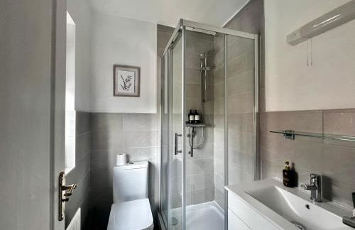 Spacious 4BR House Canterbury with en-suite and Free Parking - Long Stays - Foto 16