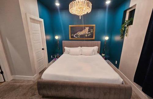 Black House - Downtown Elegance with HotTub and King Beds - Foto 54