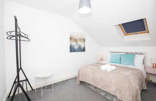 Spacious 4BR Home in Manchester with Parking & Wi-Fi - Foto 17