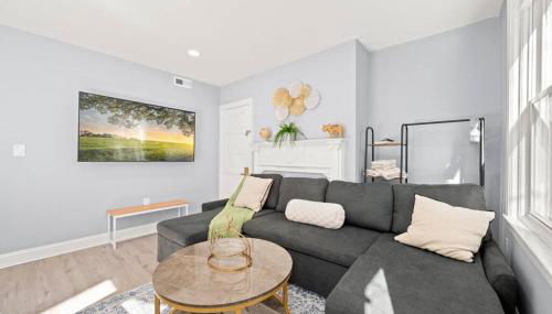 Cozy Apt in Center City! - Photo 3