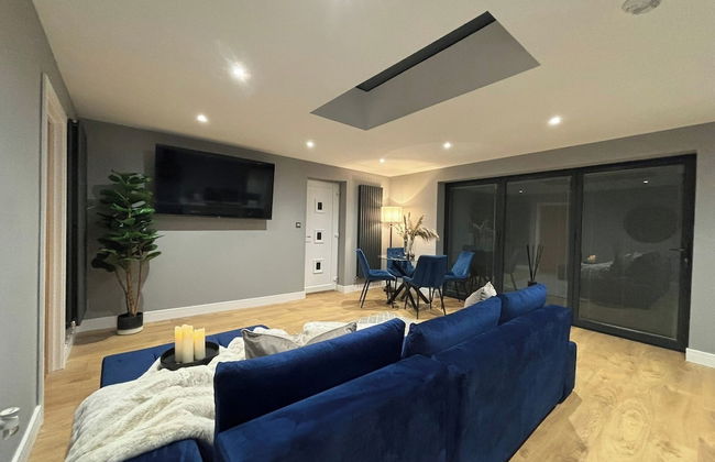 Sheffield-apartment-sleeps4-parking-hottub - Photo 6