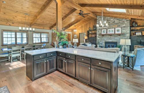 Renovated Riverfront Retreat with Deck and Grill! - Foto 16