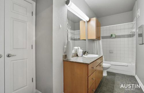 West Campus Accommodations Pool and King Bedrooms - Foto 17