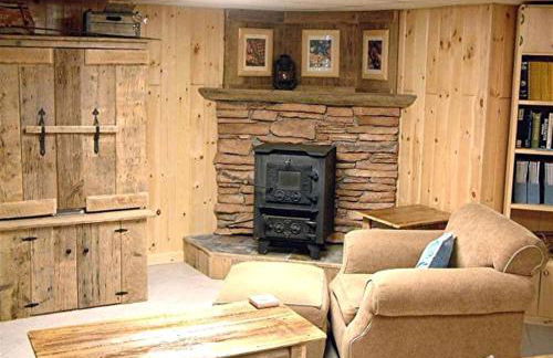 Charming Lakefront Cabin Rental with Games Room near Bangor, Maine - Foto 2